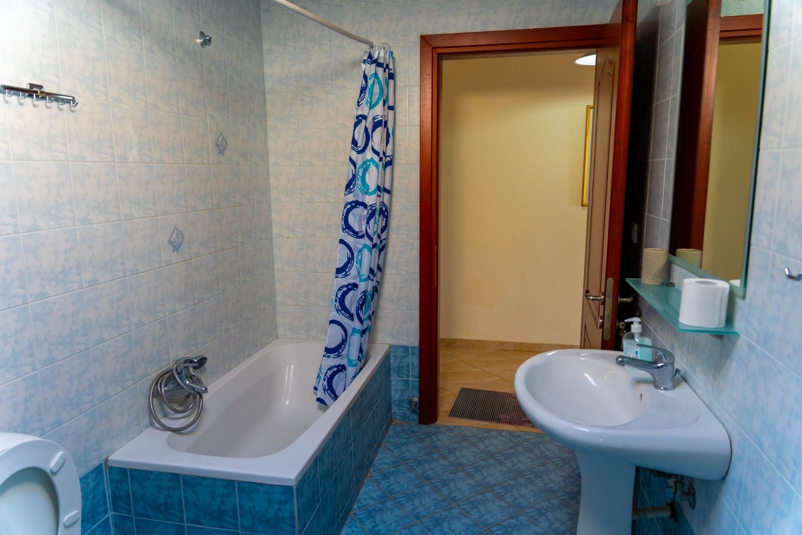 Μπάνιο με μπανιέρα